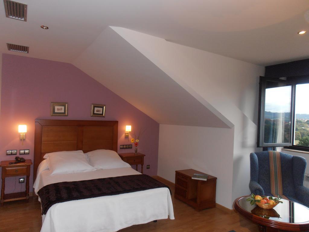 Hotel Cristina Noreña Værelse billede