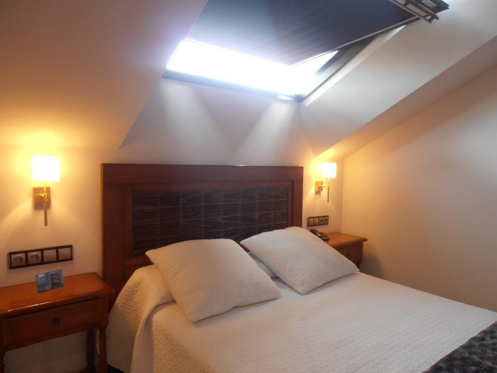 Hotel Cristina Noreña Værelse billede